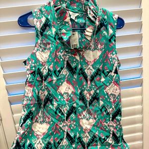 Sleeveless ruffled collar top